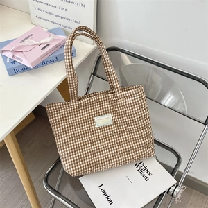 Gros plan du sac cabas matelassé vichy marron et blanc avec coutures en forme de cœur