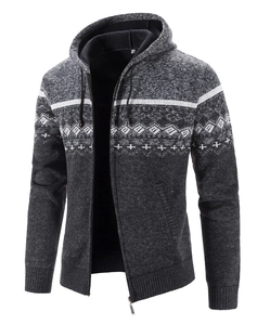 Dettaglio del cardigan grigio con cerniera e motivo nordico bianco sul petto