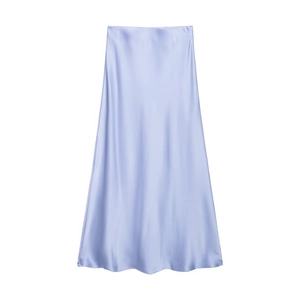 Elegante falda midi evasé de satén lavanda con textura sedosa sobre fondo blanco