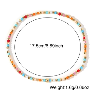 Bracciale artigianale in perline di vetro colorate con tocchi dorati lungo 17,5 cm