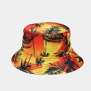 Dettaglio della stampa tropicale con palme al tramonto su un cappello alla pescatora