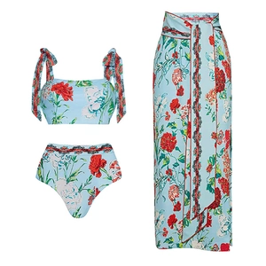 Dettaglio piano del set bikini blu a fiori con gonna lunga da spiaggia abbinata