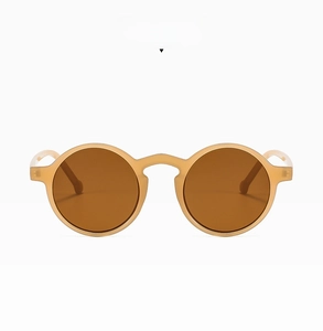 Vooraanzicht van ronde retro zonnebril in jelly brown met bruin getinte glazen
