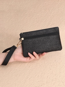 Schwarze Sommer-Clutch in Flechtoptik mit Doppelreißverschluss und Handschlaufe