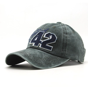 Dettaglio del cappello da baseball in cotone lavato con ricamo 42 e trama invecchiata