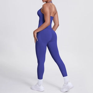 Detail des königsblauen rückenfreien Yoga-Jumpsuits mit Rippstruktur und schmaler Passform