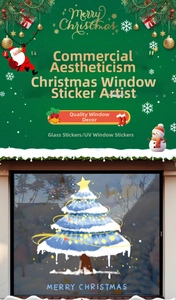 Détail d'un sticker de fenêtre sapin de Noël bleu enneigé avec effet lumineux