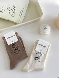 Detail von Socken aus gekämmter Baumwolle mit Tiermotiv in Braun und Cremebeige