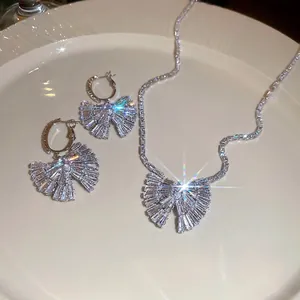 Parure élégante avec collier et boucles d'oreilles papillon en argent et zircone cubique