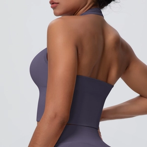 Détail du tissu côtelé violet gris et design dos nu sur ce haut de yoga haute intensité