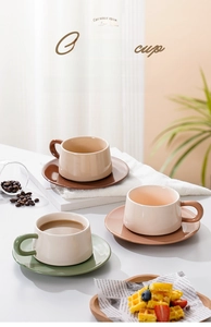 Detailansicht des Vintage Keramik-Kaffeetassen-Sets mit Untertasse in Kontrastfarben