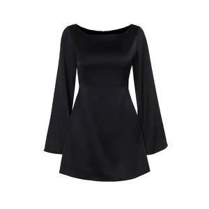 Robe courte élégante en satin noir à manches longues avec ceinture et manches évasées