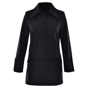 Detail eines schwarzen langärmeligen Cardigans mit Reverskragen, Knöpfen und Taschen