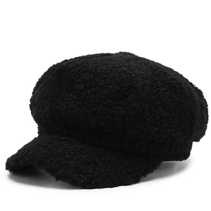 Casquette gavroche noire en laine d'agneau pour femme avec texture peluche chaude d'hiver