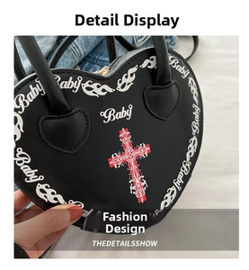 Dettaglio della borsa a forma di cuore con stampa Baby flame e croce rossa su fondo nero