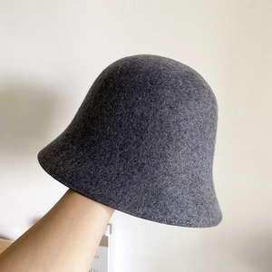 Détail du chapeau cloche en laine gris foncé montrant la texture du feutre