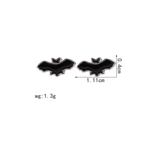 Dettaglio delle dimensioni degli orecchini a perno a pipistrello nero in metallo