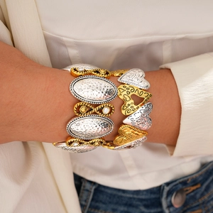 Bracelet manchette bicolore avec plaques martelées et breloques cœur style bohème chic