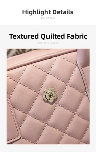 Gros plan d'un sac à main rose matelassé avec fermoir décoratif en fleur dorée