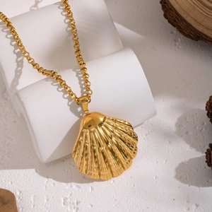 Elegante collana dorata con ciondolo a conchiglia su piedistallo con decoro naturale
