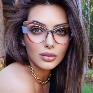Détail de lunettes œil de chat avec texture bois et monture dégradée rose sur modèle