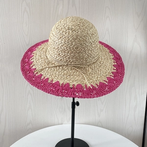 Détail du chapeau de soleil en raphia tressé avec bordure en dentelle crochetée magenta