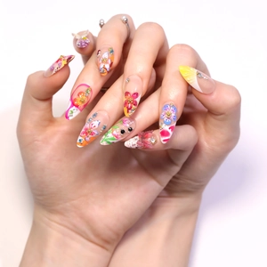 Faux ongles 3D fleurs tropicales avec breloques papillons et strass forme stiletto