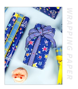 Vue détaillée du papier cadeau bleu avec motifs d'étoiles et lettrage d'anniversaire