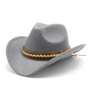 Détail du chapeau de cowboy en feutre de laine gris clair avec ruban tressé marron