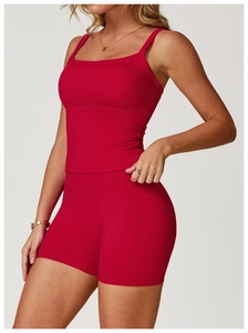 Détail du short de yoga rouge taille haute et du débardeur en tissu mat