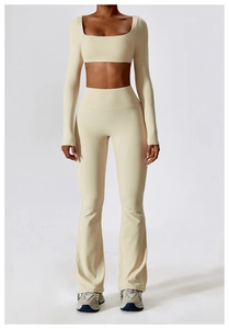Vue détaillée du haut de yoga crème à manches longues et pantalon de sport évasé taille haute