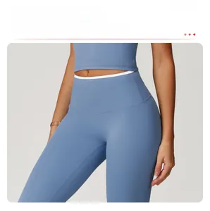 Nahaufnahme der hellblauen High-Waist-Yogahose mit weißen Kontrastkanten am Bund