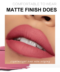 Primo piano dettagliato della texture del rossetto liquido rosa opaco e trucco labbra perfetto.