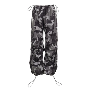 Pantaloni cargo mimetici da donna con coulisse in vita e polsini regolabili