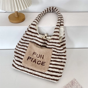 Detail der flauschig gestreiften Einkaufstasche mit bestickter Tasche und großem Volumen