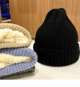 Dettaglio della fodera in pile felpato e trama a maglia spessa dei berretti invernali