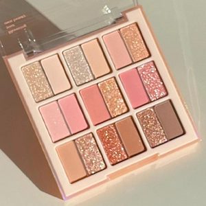 Macro detail of the 18-color eyeshadow palette showing matte, pearlescent and glitter textures