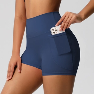 Détail d'un short de yoga taille haute avec poche latérale pour téléphone, vêtement sport