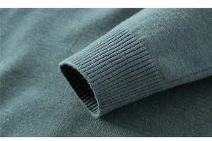 Detailaufnahme der blaugrauen Rippbündchen mit feiner Stricktextur für Herrenmode