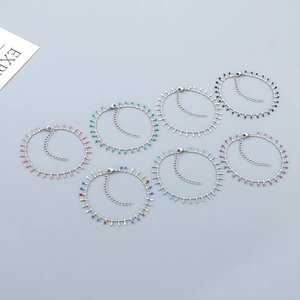 Dettaglio di cavigliere in smalto colorato in sette tonalità con catenine d'argento