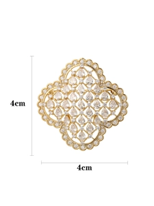 Vue détaillée de la broche fleur dorée 4cm avec incrustation de zircon pour accessoire