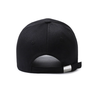 Vista posteriore di un cappello da baseball in cotone nero con fibbia in metallo