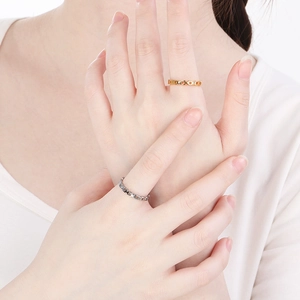 Elegante, hohlgeschnittene Kettenringe in Gold und Silber am Finger, Edelstahl-Schmuckstück