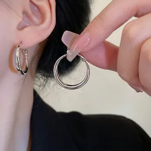 Créoles argentées minimalistes avec une finition miroir et un design rond élégant pour femme