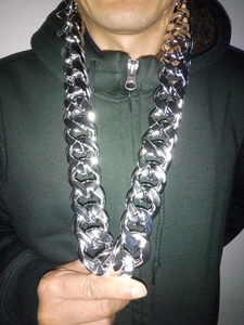 Detailopname van de extra grote zilveren CCB-schakelketting voor hiphopoptredens