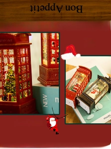 Détail d'une lanterne de Noël en forme de cabine téléphonique avec Père Noël et paillettes