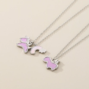 Dettaglio delle collane unicorno in argento con ciondoli in smalto rosa e piccolo arcobaleno