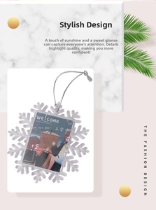 Detail von schneeflockenförmigem transparentem Weihnachtsschmuck mit Fotofach und Silberschnur