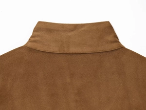 Gros plan détaillé sur la texture en daim marron et les coutures du col de la chemise