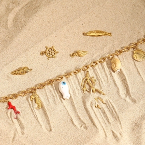 Goldene Ozean-Halskette mit Muscheln und Korallen auf Sand, Strandurlaub-Stil Schmuck